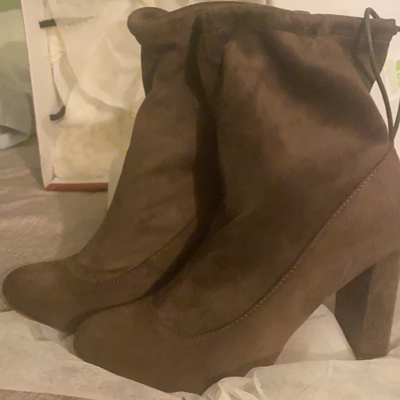 Boots - Picture 4 of 7